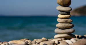 home decor tablescapes with pebbles 03